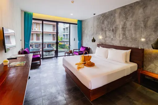 Bay Room 02