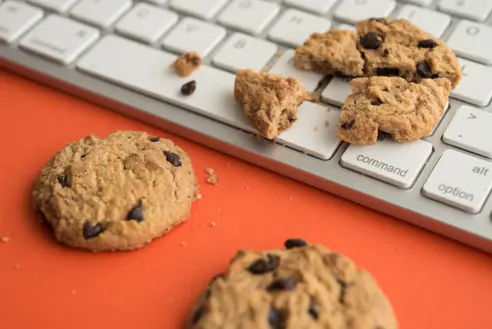 Cookies på et bord med et tastatur