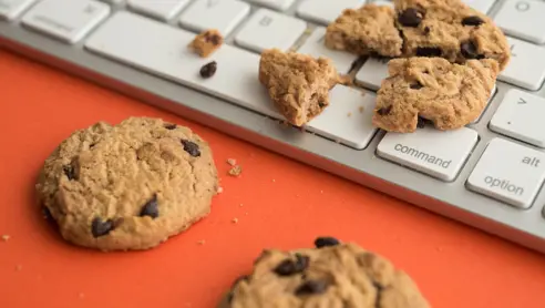 Cookies på et bord med et tastatur