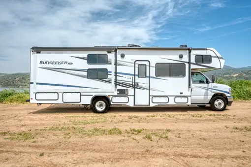 Class C Familysleeper FS Exterior Side Horizontal