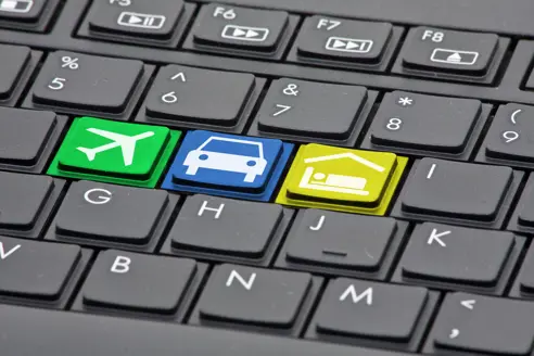 Et tastatur med fly, bil og hotel-ikoner