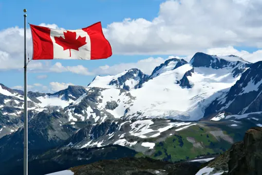 Det canadiske flag ved Rocky Mountains, Whistler, Canada