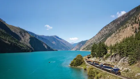 Togrejser med Rocky Mountaineer toget i det vestlige Canada