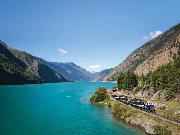 Togrejser med Rocky Mountaineer toget i det vestlige Canada