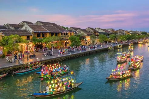 Traditionelle både og liv på gaden i Hoi An i Vietnam