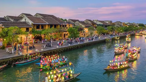 Traditionelle både og liv på gaden i Hoi An i Vietnam