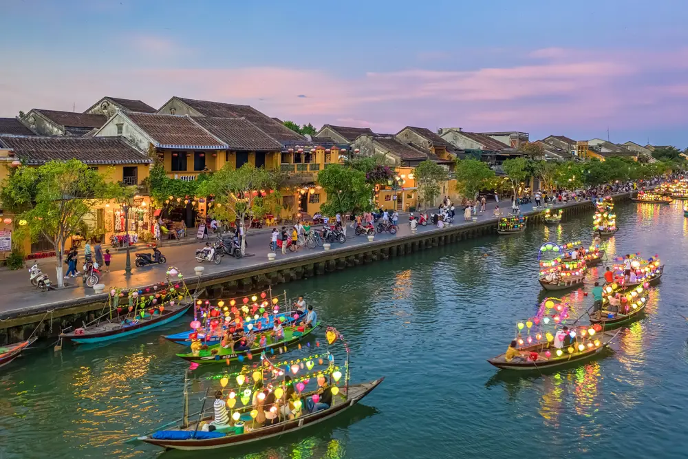 Traditionelle både og liv på gaden i Hoi An i Vietnam