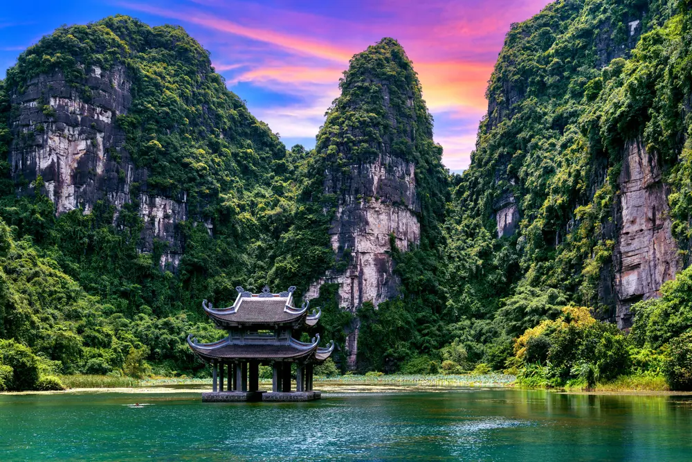 Trang An - tempel og flod i Vietnam