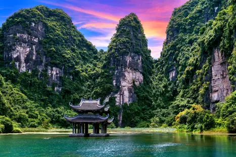 Trang An - tempel og flod i Vietnam