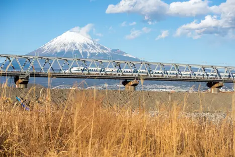 Shinkansen tog foran Mount Fuji