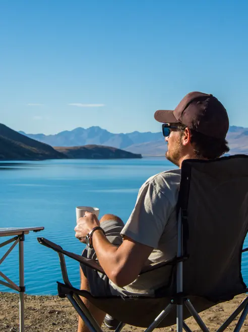 Mand kigger over en sø i New Zealand