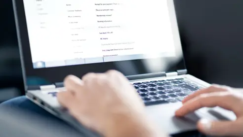 Person læser på en computer