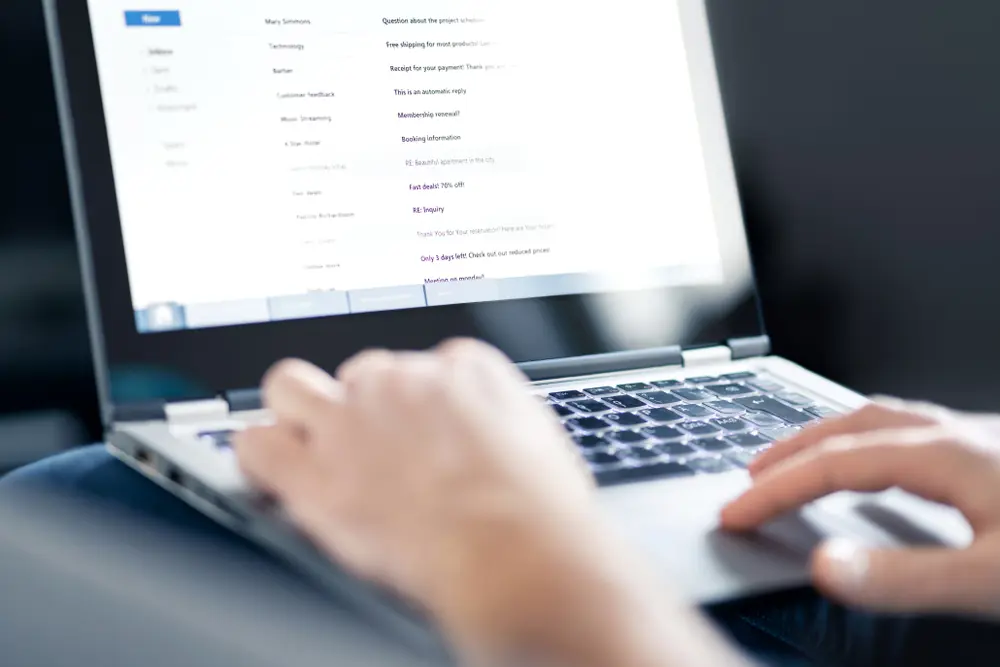 Person læser på en computer