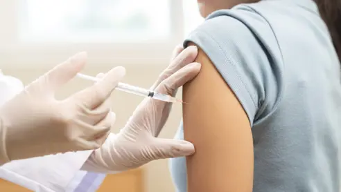 Person får en vaccination hos en læge