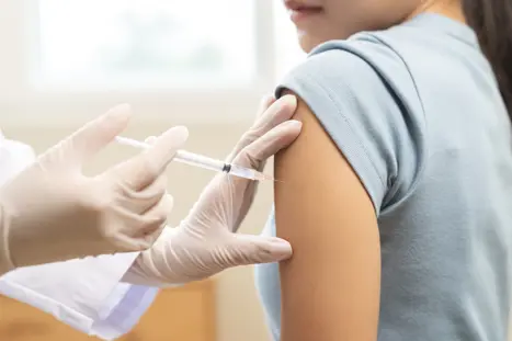 Person får en vaccination hos en læge
