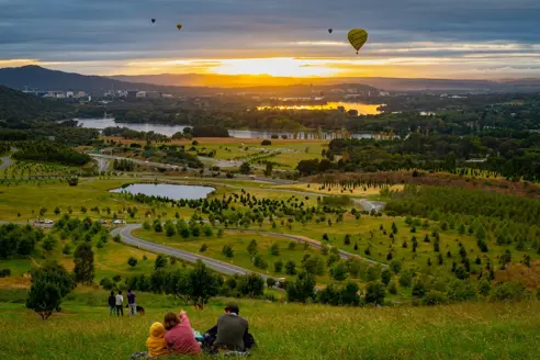 Udsigt over Canberra med luftballoner