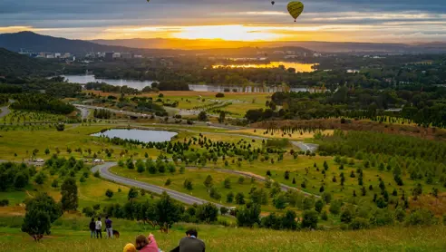 Udsigt over Canberra med luftballoner