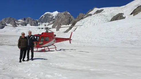 Dansk familie på gletsjer med helikopter i New Zealand