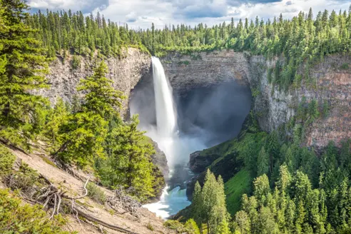 Vandfaldet Helmcken Falls i Wells Gray i Canada