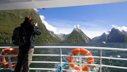 Turist tager billede i Milford Sound