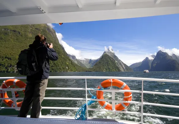 Turist tager billede i Milford Sound