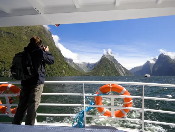 Turist tager billede i Milford Sound