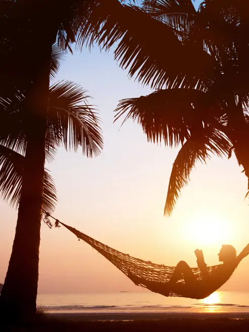 Hængekøje på strand på Bali i Indonesien