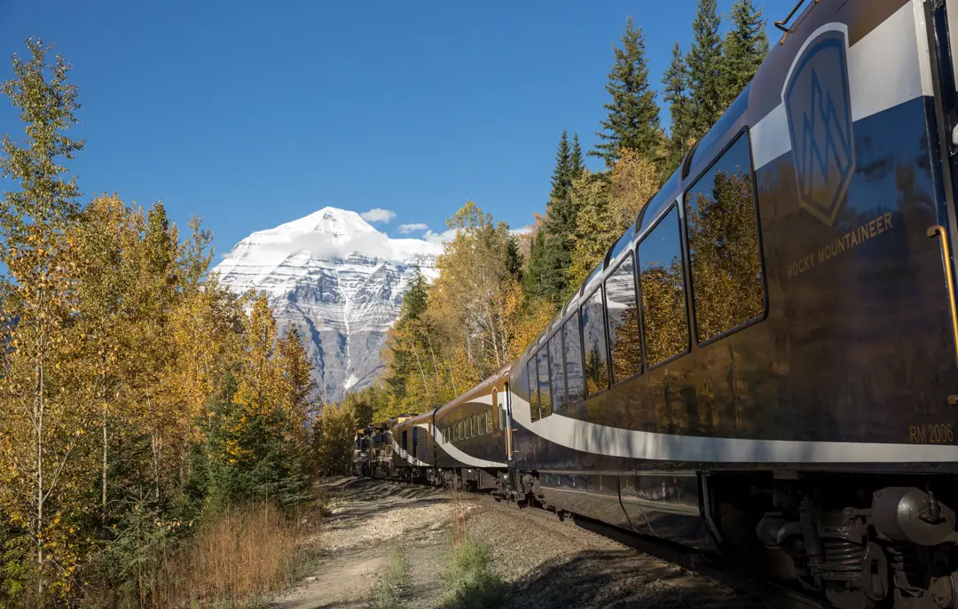 Togrejser med Rocky Mountaineer toget i det vestlige Canada