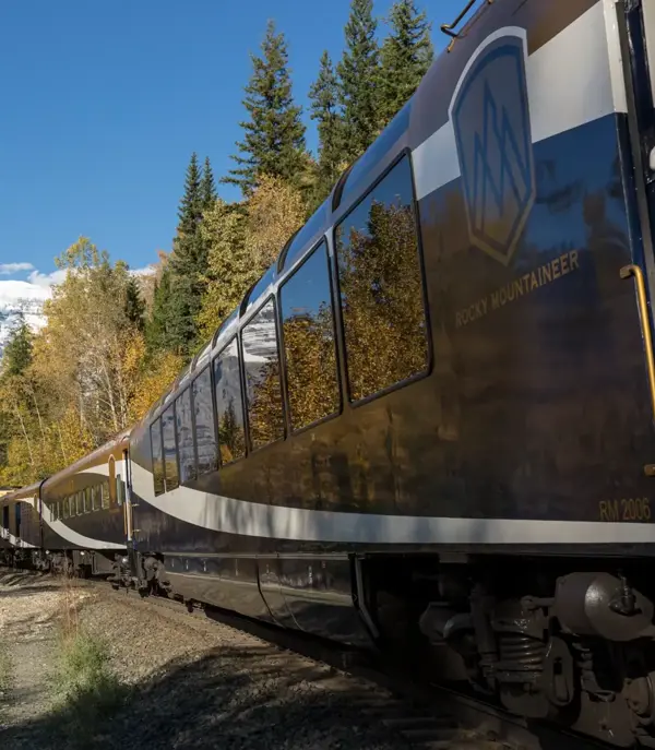Togrejser med Rocky Mountaineer toget i det vestlige Canada