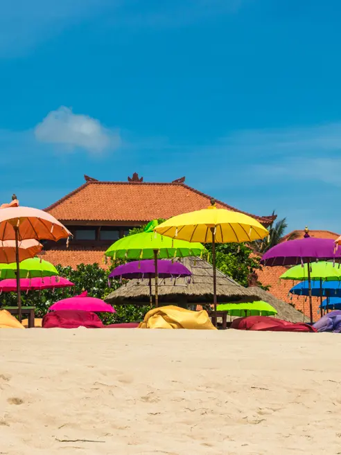 Parasoller på Nusa Dua Beach, Bali i Indonesien