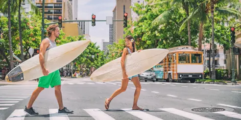 Surfere ved Waikiki Beach i Honolulu, Hawaii