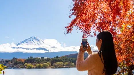 Kvinde tager billede i Japan