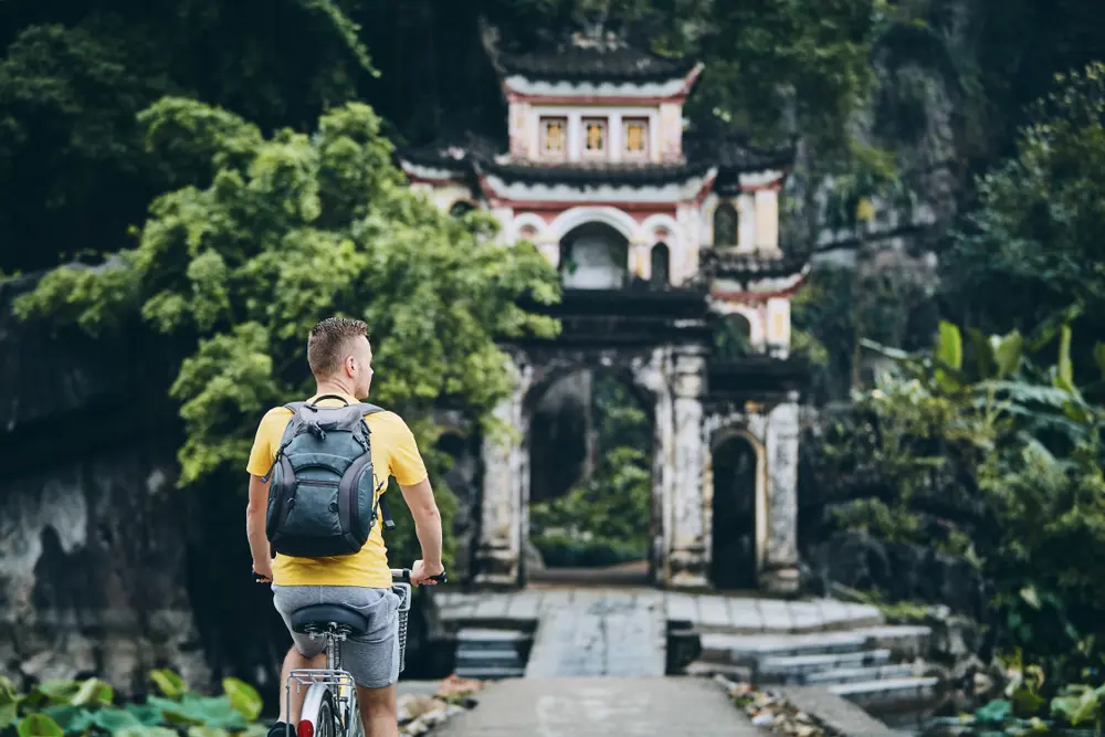 Mand på cykel i Ninh Binh, Vietnam