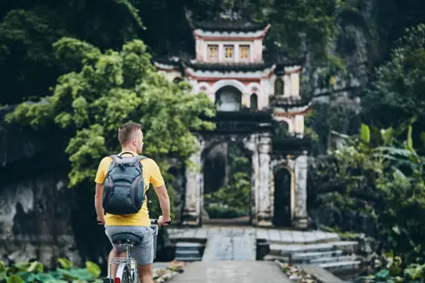 Mand på cykel i Ninh Binh, Vietnam