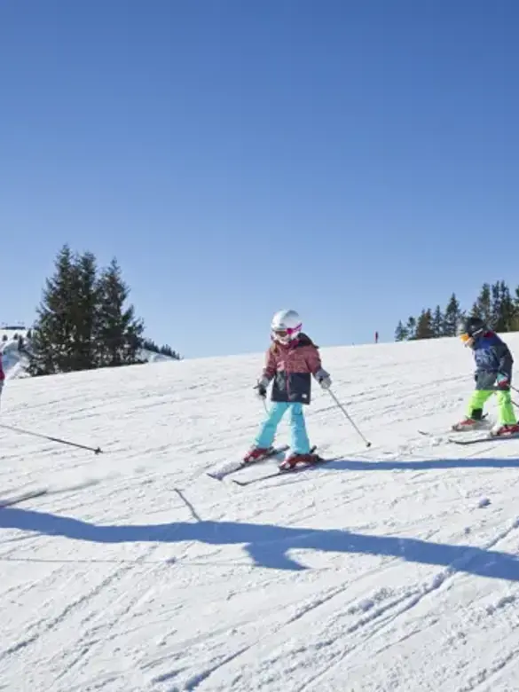 familie-im-skicircus-saalbach-hinterglemm-leogang-fieberbrunn-2.webp