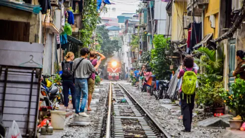 Tog i beboelsesområde i Hanoi, Vietnam