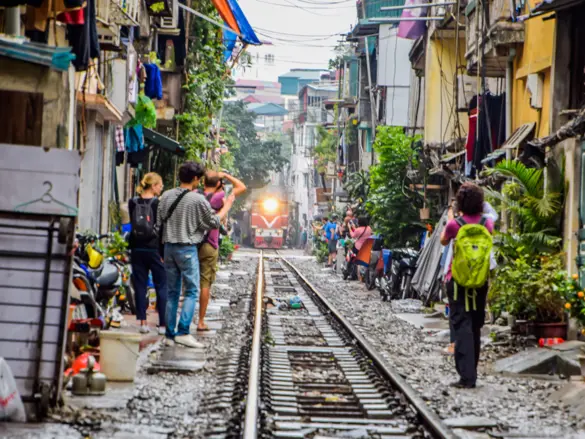 Tog i beboelsesområde i Hanoi, Vietnam