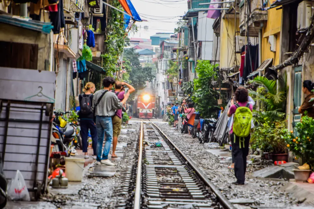 Tog i beboelsesområde i Hanoi, Vietnam
