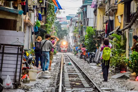 Tog i beboelsesområde i Hanoi, Vietnam