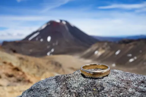 Ring liggende på sten ved Tongariro i New Zealand