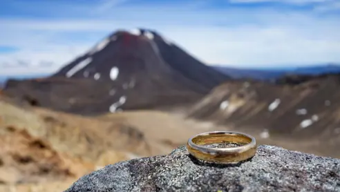 Ring liggende på sten ved Tongariro i New Zealand