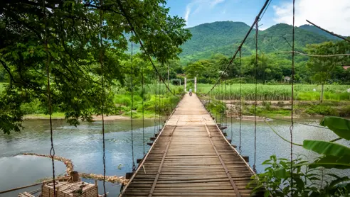 Bro over flod i Pu Luong i Vietnam