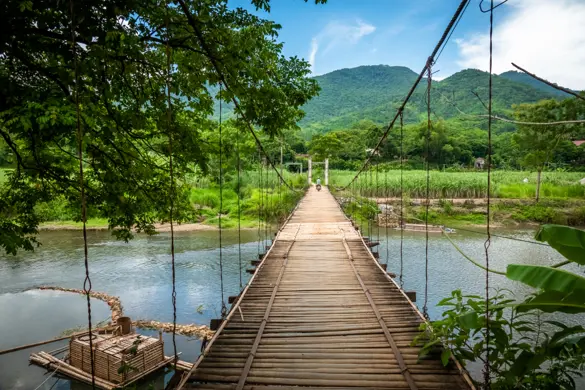 Bro over flod i Pu Luong i Vietnam
