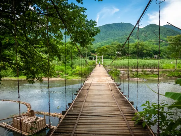 Bro over flod i Pu Luong i Vietnam