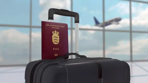 Pas og kuffert i lufthavn